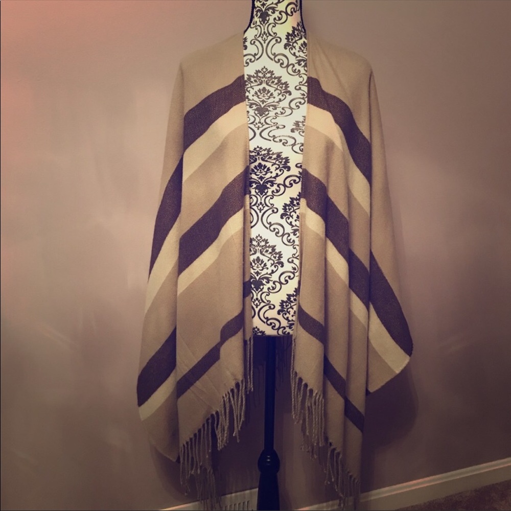 Guess poncho
